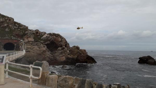 Helicóptero de bomberos rastreando en Castrillón. Helicóptero de bomberos rastreando en Castrillón.