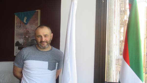 El portavoz nacional de EA, Iker Ruiz de Egino, en la sede de su partido en Bilbao El portavoz nacional de EA, Iker Ruiz de Egino, en la sede de su partido en Bilbao