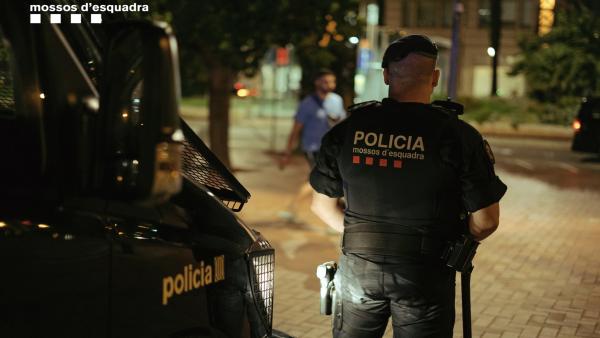 Agente de los Mossos d'Esquadra realizando tareas de vigilancia en Barcelona. Agente de los Mossos d'Esquadra realizando tareas de vigilancia en Barcelona.