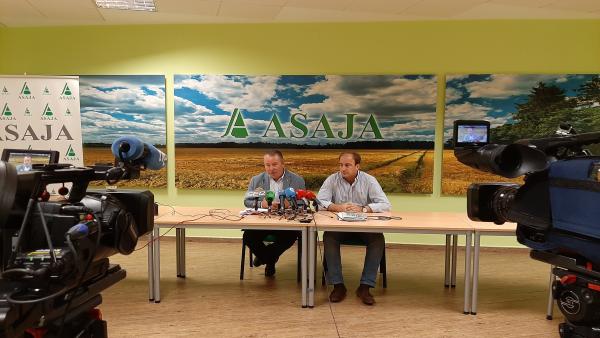 Los presidentes de Asaja en CyL y Ávila, Donaciano Dujo (izda) y Joaquín Antonio Pino (dcha) respectivamente, alertan del efecto de la sequía. Los presidentes de Asaja en CyL y Ávila, Donaciano Dujo (izda) y Joaquín Antonio Pino (dcha) respectivamente, alertan del efecto de la sequía.