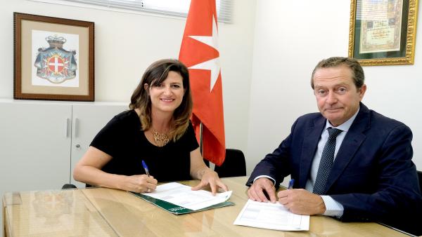 La responsable de Solidaridad Social y Educación de la Fundación Unicaja, Ana Cabrera, y el delegado 'ad interim' en Andalucía de la Orden de Malta España, Miguel Enrile y Osuna La responsable de Solidaridad Social y Educación de la Fundación Unicaja, Ana Cabrera, y el delegado 'ad interim' en Andalucía de la Orden de Malta España, Miguel Enrile y Osuna