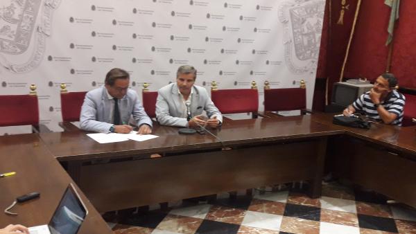El delegado de Fomento de la Junta, Antonio Granados, y el concejal de Movilidad de Granada, César Díaz, en rueda de prensa El delegado de Fomento de la Junta, Antonio Granados, y el concejal de Movilidad de Granada, César Díaz, en rueda de prensa