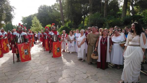 Personas con atuendo romano en Itálica Personas con atuendo romano en Itálica