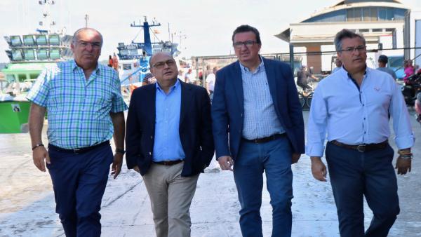 Manuel Andrés González, presidente del PP de Huelva, visita la lonja de Isla Cristina. Manuel Andrés González, presidente del PP de Huelva, visita la lonja de Isla Cristina.