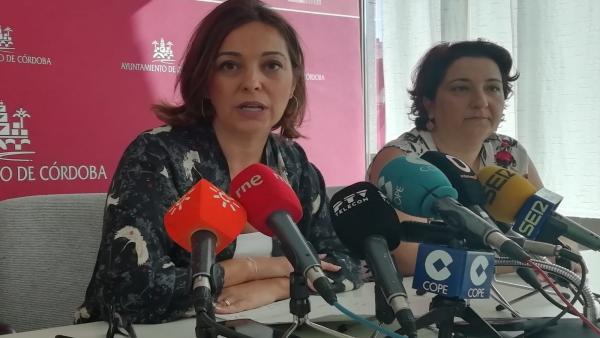 Isabel Ambrosio junto a la también edil del PSOE Alicia Moya Isabel Ambrosio junto a la también edil del PSOE Alicia Moya