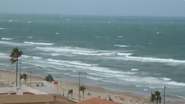 Fuerte viento en una playa valenciana. Fuerte viento en una playa valenciana.