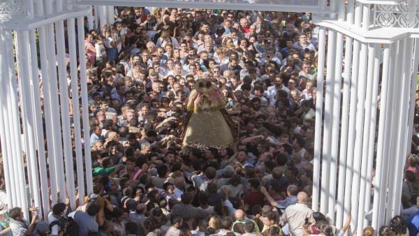 La Virgen del Rocío, ataviada de pastora, durante su traslado a Almonte. La Virgen del Rocío, ataviada de pastora, durante su traslado a Almonte.