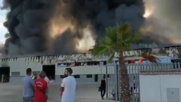 Incendio en la fábrica de muebles de baño de Villa del Río Incendio en la fábrica de muebles de baño de Villa del Río