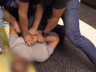 Imagen del detenido por grabar con cámara oculta las partes íntimas de mujeres cuando actuaba en el Metro de Madrid.