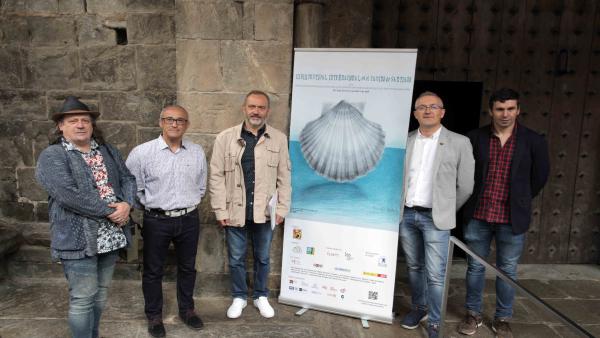 El alcalde de Jaca, Juan Manuel Ramón, junto a diferentes representantes políticos y colaboradores del Festival Internacional en el Camino de Santiago durante la presentación este martes del Mercado Medieval de las Tres Culturas. El alcalde de Jaca, Juan Manuel Ramón, junto a diferentes representantes políticos y colaboradores del Festival Internacional en el Camino de Santiago durante la presentación este martes del Mercado Medieval de las Tres Culturas.