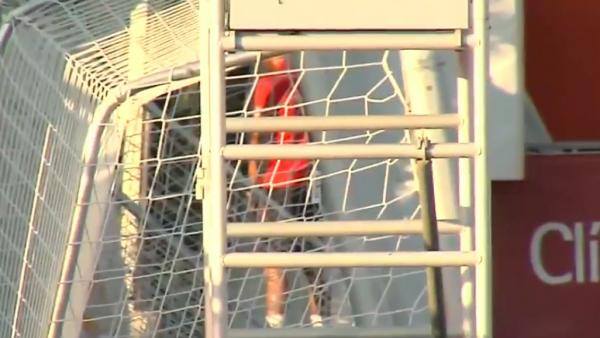 Joao Felix orina durante un entrenamiento Joao Felix orina durante un entrenamiento