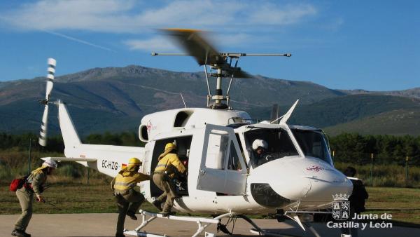 Imagen de uno de los helicópteros del operativo contra incendios Imagen de uno de los helicópteros del operativo contra incendios