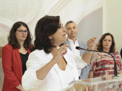 La candidata a la presidencia de La Rioja con el PSOE, Concha Andreu, durante su intervención en la rueda de prensa tras la firma del acuerdo de gobernabilidad entre su partido, Podemos-Equo e Izquierda Unida, en el Parlamento de La Rioja, junto a la dipu