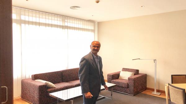 El presidente de las Cortes, Luis Fuentes, muestra el apartamento de las Cortes. El presidente de las Cortes, Luis Fuentes, muestra el apartamento de las Cortes.