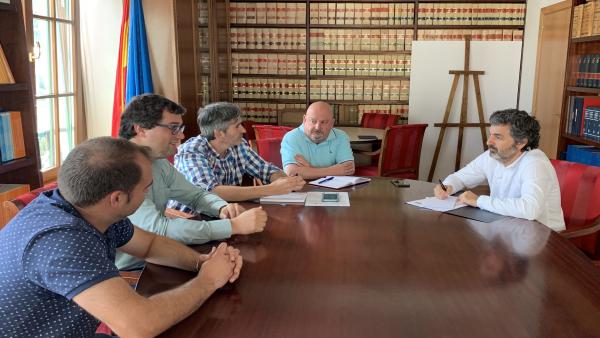 El concejal de Medio Rural, Marcos Fernández; el alcalde de Valdés, Óscar Pérez; los técnicos municipales, Eugencio García y Guilermo Rodríguez, y el consejero de Desarrollo Rural, Agroganadería y Pesca, Alejandro Calvo. El concejal de Medio Rural, Marcos Fernández; el alcalde de Valdés, Óscar Pérez; los técnicos municipales, Eugencio García y Guilermo Rodríguez, y el consejero de Desarrollo Rural, Agroganadería y Pesca, Alejandro Calvo.