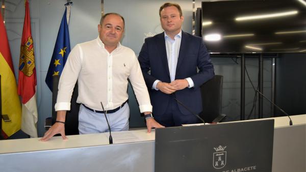 El alcalde de Albacete, Vicente Casañ, y el vicealcalde, Emilio Saez, en rueda de prensa El alcalde de Albacete, Vicente Casañ, y el vicealcalde, Emilio Saez, en rueda de prensa