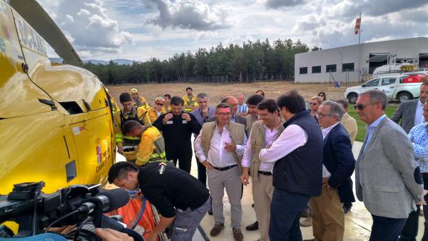 Fernández Mañueco revisa uno de los helicópteros del dispositivo de extinción de incendios de la Junta. Fernández Mañueco revisa uno de los helicópteros del dispositivo de extinción de incendios de la Junta.