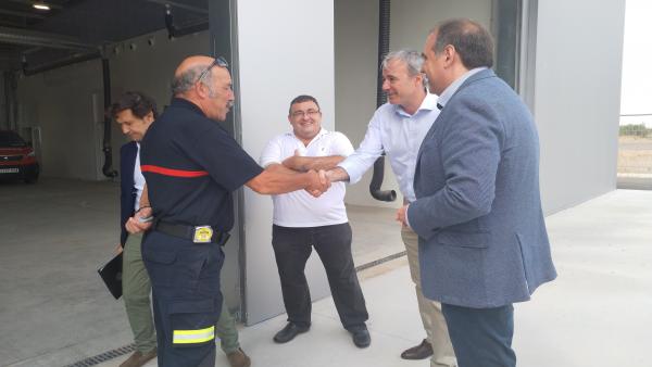 El alcalde de Zaragoza, Jorge Azcón, junto al concejal delegado de Bomberos, Alfonso Mendoza, durante la visita al nuevo Parque de Bomberos de Casetas este martes, 30 de agosto. El alcalde de Zaragoza, Jorge Azcón, junto al concejal delegado de Bomberos, Alfonso Mendoza, durante la visita al nuevo Parque de Bomberos de Casetas este martes, 30 de agosto.