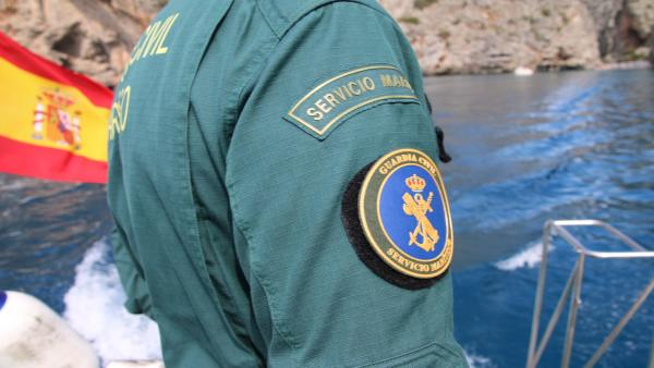 Un agente de Servicio marítimo de la Guardia Civil. Un agente de Servicio marítimo de la Guardia Civil.
