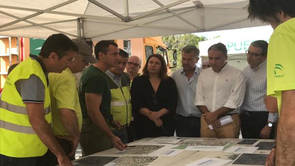 Elías Bendodo, Carmen Crespo, José María García Urbano, Francisco Slado y Antonio Sanz atentos a las explicaciones sobre la evolución del incendio forestal en Estepona (Málaga). Elías Bendodo, Carmen Crespo, José María García Urbano, Francisco Slado y Antonio Sanz atentos a las explicaciones sobre la evolución del incendio forestal en Estepona (Málaga).