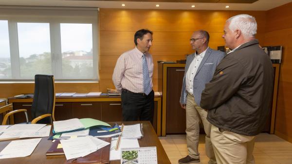 El consejero de Obras Públicas, Ordenación del Territorio y Urbanismo, José Luis Gochicoa, se reúne con el alcalde de Arredondo, Leoncio Carrascal El consejero de Obras Públicas, Ordenación del Territorio y Urbanismo, José Luis Gochicoa, se reúne con el alcalde de Arredondo, Leoncio Carrascal