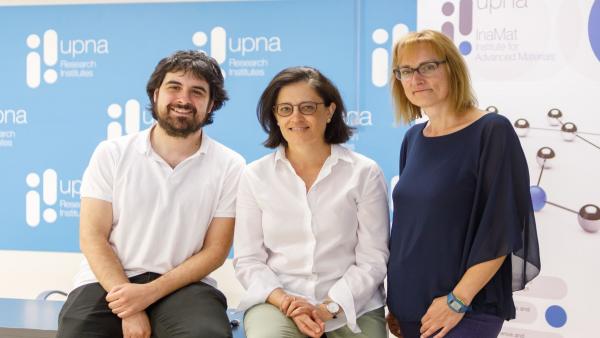 De Izq. A Dcha.: Fernando Bimbela Serrano, Cristina Gómez Polo Y Blanca Bujanda Cirauqui Posan En La Sede De Los Institutos De Investigación De La UPNA. De Izq. A Dcha.: Fernando Bimbela Serrano, Cristina Gómez Polo Y Blanca Bujanda Cirauqui Posan En La Sede De Los Institutos De Investigación De La UPNA.