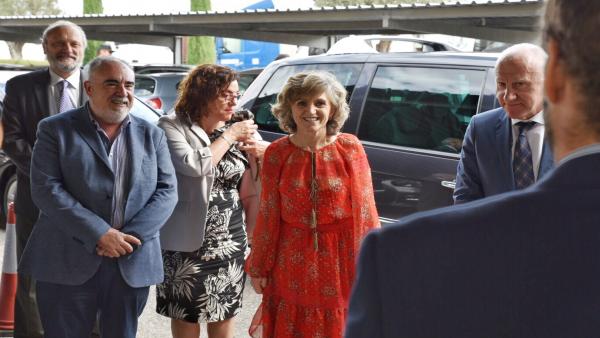 La ministra de Sanidad, Consumo y Bienestar Social en funciones, María Luisa Carcedo (4i) a su llegada al Puesto de Inspección Fronterizo (PIF), en Valencia. La ministra de Sanidad, Consumo y Bienestar Social en funciones, María Luisa Carcedo (4i) a su llegada al Puesto de Inspección Fronterizo (PIF), en Valencia.