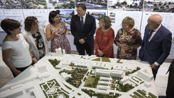 La ministra de Sanidad, Consumo y Bienestar Social en funciones, María Luisa Carcedo (5i) y el presidente de la Generalitat Valenciana, Ximo Puig (4i), durante la visita al Espacio Sanitario Campanar Ernest Lluch, en Valencia. La ministra de Sanidad, Consumo y Bienestar Social en funciones, María Luisa Carcedo (5i) y el presidente de la Generalitat Valenciana, Ximo Puig (4i), durante la visita al Espacio Sanitario Campanar Ernest Lluch, en Valencia.