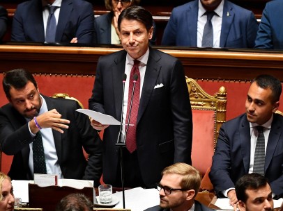 Giuseppe Conti, durante el discurso en que anunció su dimisión, flanqueado por Matteo Salvini (izquierda) y Luigi Di Maio (derecha)