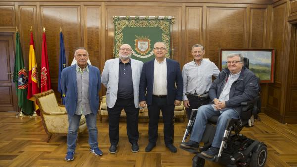 El alcalde de Pamplona, Enrique Maya, con representantes de la Federación Navarra de Pelota Vasca. El alcalde de Pamplona, Enrique Maya, con representantes de la Federación Navarra de Pelota Vasca.