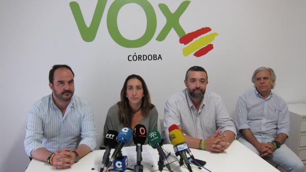 Paula Badanelli y Rafael Saco, en el centro, junto a Alejandro López y Jesús Jiménez Paula Badanelli y Rafael Saco, en el centro, junto a Alejandro López y Jesús Jiménez
