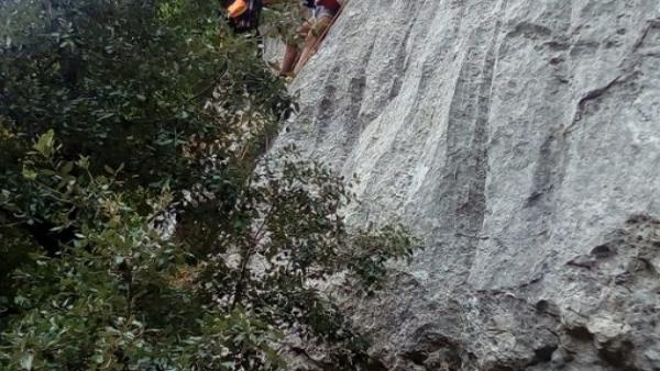 Imagen del rescate de una chica que había quedado atrapada en un acantilado del Gorg Blau, en Mallorca. Imagen del rescate de una chica que había quedado atrapada en un acantilado del Gorg Blau, en Mallorca.
