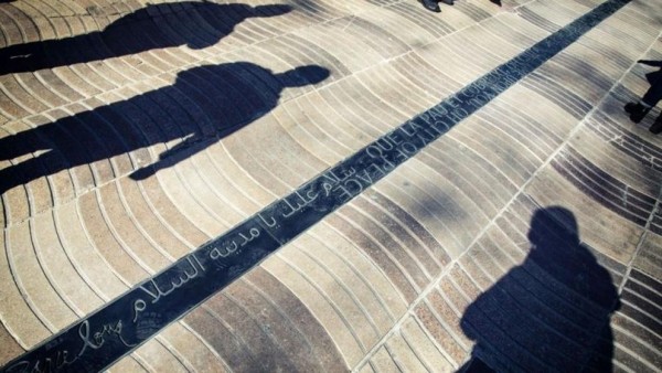 “Que la paz te cubra, oh ciudad de paz“, la frase en La Rambla de Barcelona en apoyo a las víctimas del atentado terrorista del 17A. “Que la paz te cubra, oh ciudad de paz“, la frase en La Rambla de Barcelona en apoyo a las víctimas del atentado terrorista del 17A.