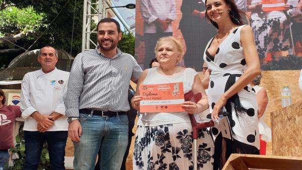 Entrega del premio a la ganadora Entrega del premio a la ganadora