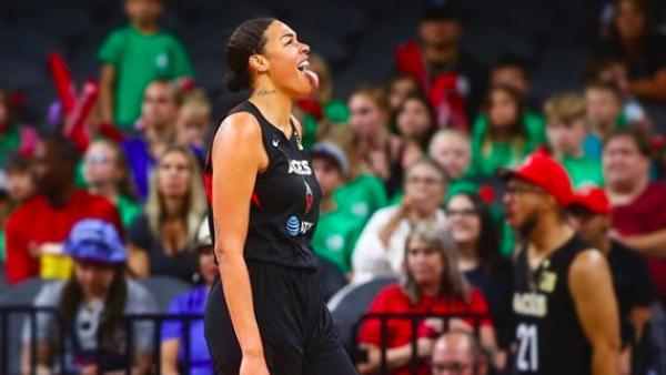 Elizabeth Cambage, jugadora de la WNBA Elizabeth Cambage, jugadora de la WNBA