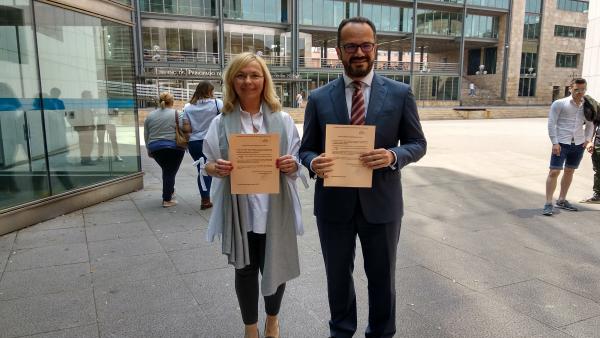 Los diputados de Vox Ignacio Blanco y Sara Álvarez Rouco posan con sus actas de diputados. Los diputados de Vox Ignacio Blanco y Sara Álvarez Rouco posan con sus actas de diputados.