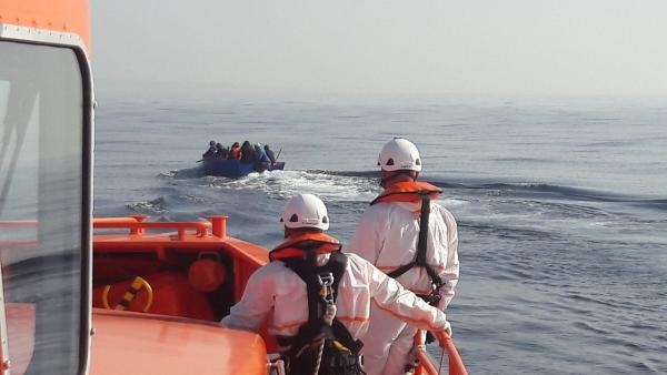 EMbarcación de Salvamento Marítimo con una patera avistada EMbarcación de Salvamento Marítimo con una patera avistada