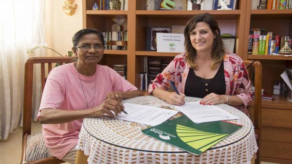 Firma del convenio con las Adoratrices de Almería Firma del convenio con las Adoratrices de Almería