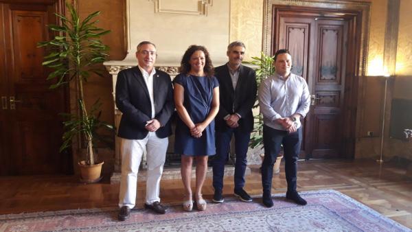 La presidenta del Consell de Mallorca, Catalina Cladera, recibe en audiencia al alcalde de Sóller, Carlos Simarro (primero por la izquierda). La presidenta del Consell de Mallorca, Catalina Cladera, recibe en audiencia al alcalde de Sóller, Carlos Simarro (primero por la izquierda).