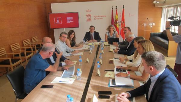 Un momento de la reunión entre el alcalde y los concejales antes de la presentación de los resultados del informe 'Marca Murcia' Un momento de la reunión entre el alcalde y los concejales antes de la presentación de los resultados del informe 'Marca Murcia'
