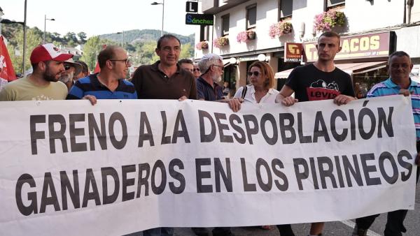 Manifestación de agricultores y ganaderos contra la reintroducción del oso en el Pirineo oscense Manifestación de agricultores y ganaderos contra la reintroducción del oso en el Pirineo oscense