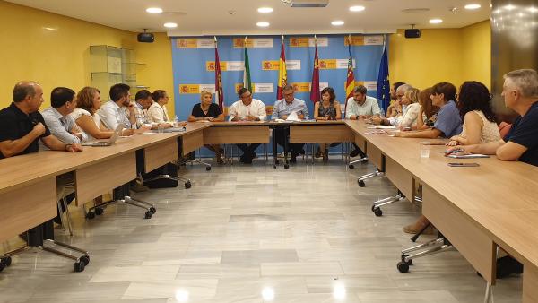 Imagen de la reunión entre Diego Conesa, con el resto de miembros del partido, y el presidente de la CHS,Mario Urrea Imagen de la reunión entre Diego Conesa, con el resto de miembros del partido, y el presidente de la CHS,Mario Urrea