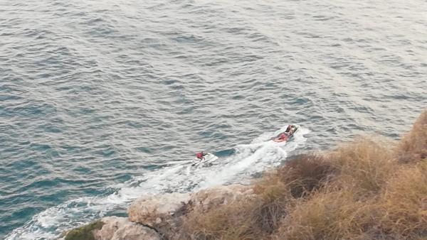 Los socorristas en motos de agua trasladan al accidentado a tierra Los socorristas en motos de agua trasladan al accidentado a tierra