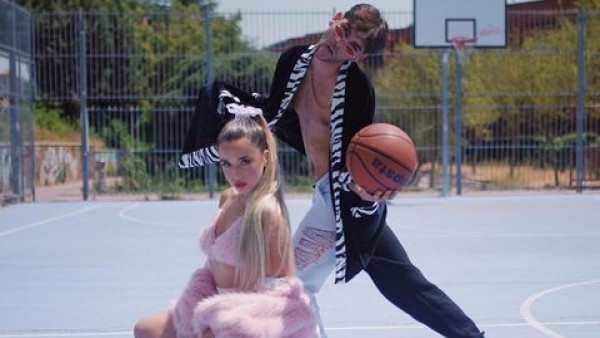Lola Índigo y Don Patricio cantan 'Lola Bunny' Lola Índigo y Don Patricio cantan 'Lola Bunny'