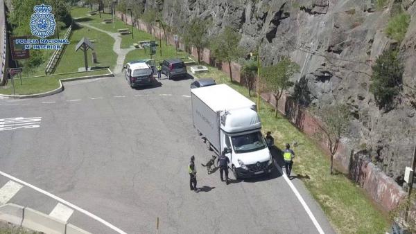 Control de la Policía Nacional a un camión Control de la Policía Nacional a un camión