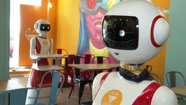 Robots camareros en un restaurante de València Robots camareros en un restaurante de València