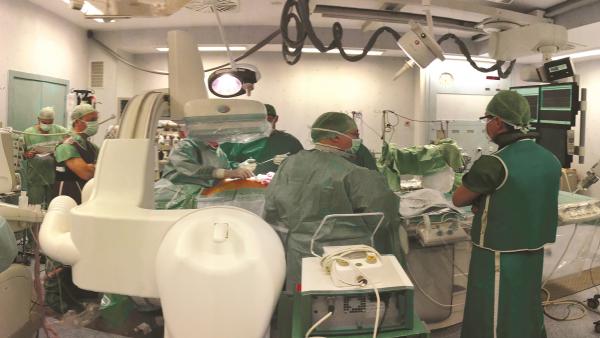 Las intervenciones para implantar una TAVI requieren de un sofisticado dispositivo quirúrgico, así como de un equipo médicos multidisciplinar Las intervenciones para implantar una TAVI requieren de un sofisticado dispositivo quirúrgico, así como de un equipo médicos multidisciplinar