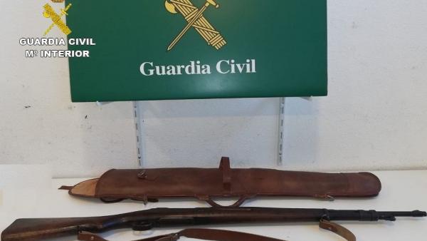 Fusil de guerra marca Mauser junto a su cerrojo, hallado por la Guardia Civil en un conche en La Jonquera (Girona). Fusil de guerra marca Mauser junto a su cerrojo, hallado por la Guardia Civil en un conche en La Jonquera (Girona).