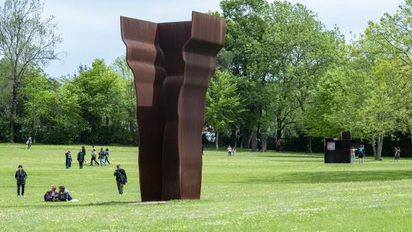 Chillida_Leku: Grupo de visitantes ante Buscando la luz I (1997), al fondo Consejo al Espacio IV (1987) © Zabalaga Leku. San Sebastián, VEGAP, 2019. Sucesión de Eduardo Chillida y Hauser & Wirth. Foto: Iñigo Santiago. Chillida_Leku: Grupo de visitantes ante Buscando la luz I (1997), al fondo Consejo al Espacio IV (1987) © Zabalaga Leku. San Sebastián, VEGAP, 2019. Sucesión de Eduardo Chillida y Hauser & Wirth. Foto: Iñigo Santiago.