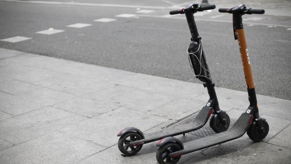 Dos patinetes eléctricos aparcados, imagen de archivo Dos patinetes eléctricos aparcados, imagen de archivo